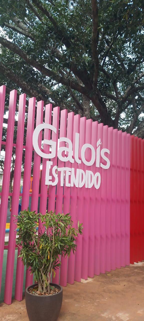 Fachada e adesivação produzido pela Miolo — projeto 3