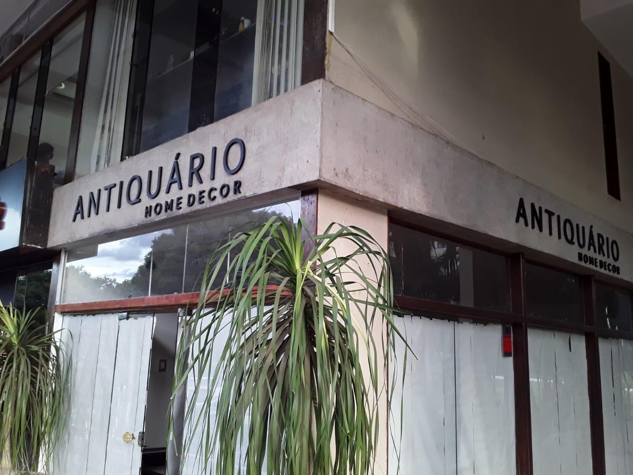 Fachada e adesivação produzido pela Miolo — projeto 5
