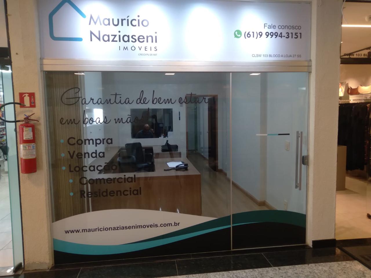Fachada e adesivação produzido pela Miolo — projeto 6
